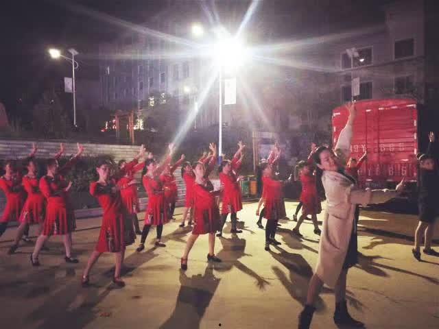 农村舞台表演吃瓜视频播放,笑料百出，欢乐无限