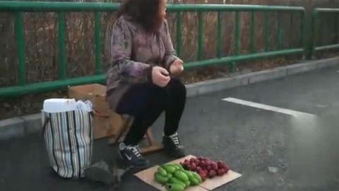 农村老娘子吃瓜视频播放,揭秘乡村生活趣味瞬间