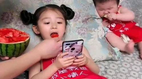 女儿与弟弟吃瓜视频,温馨家庭瞬间曝光