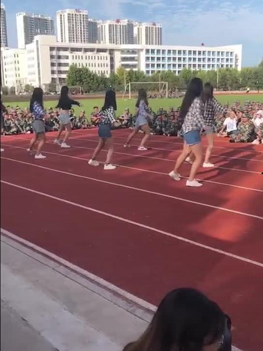 军训小姐姐吃瓜视频,校园生活趣味瞬间